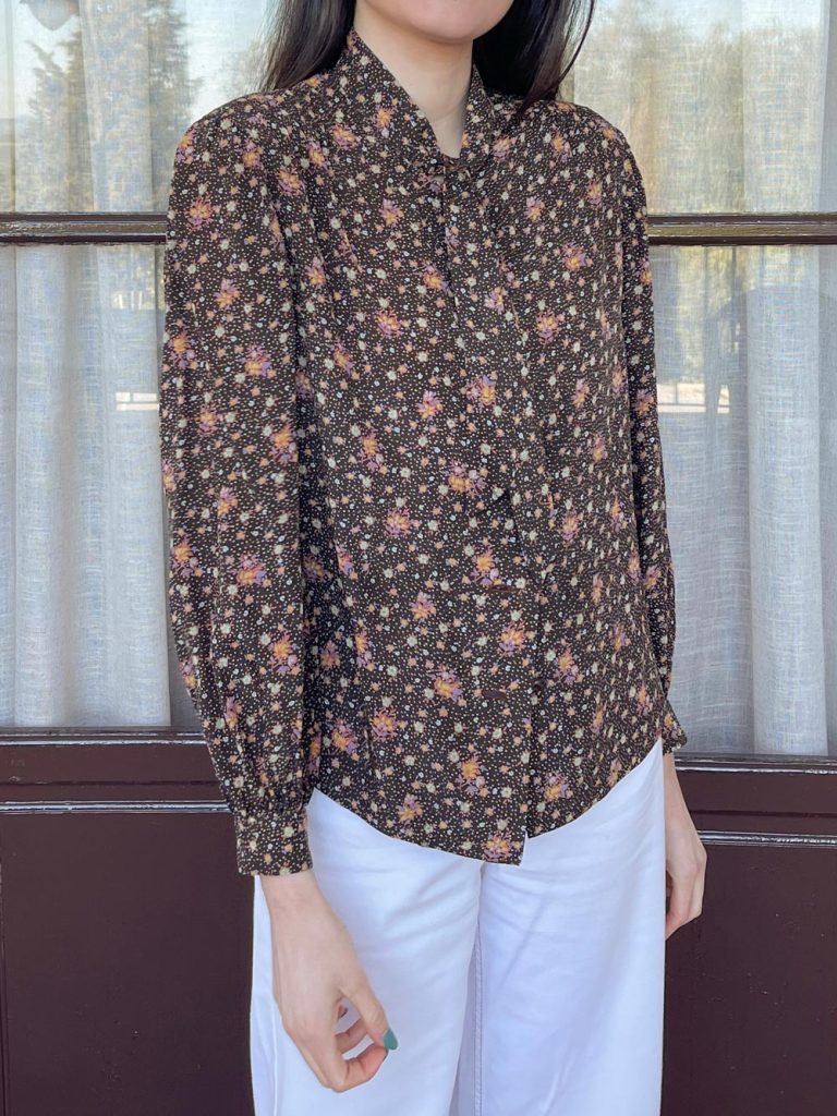 Imagen de Camisa marron lazada estampada