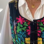 Imagen de Detalles chaleco austriaco bordados