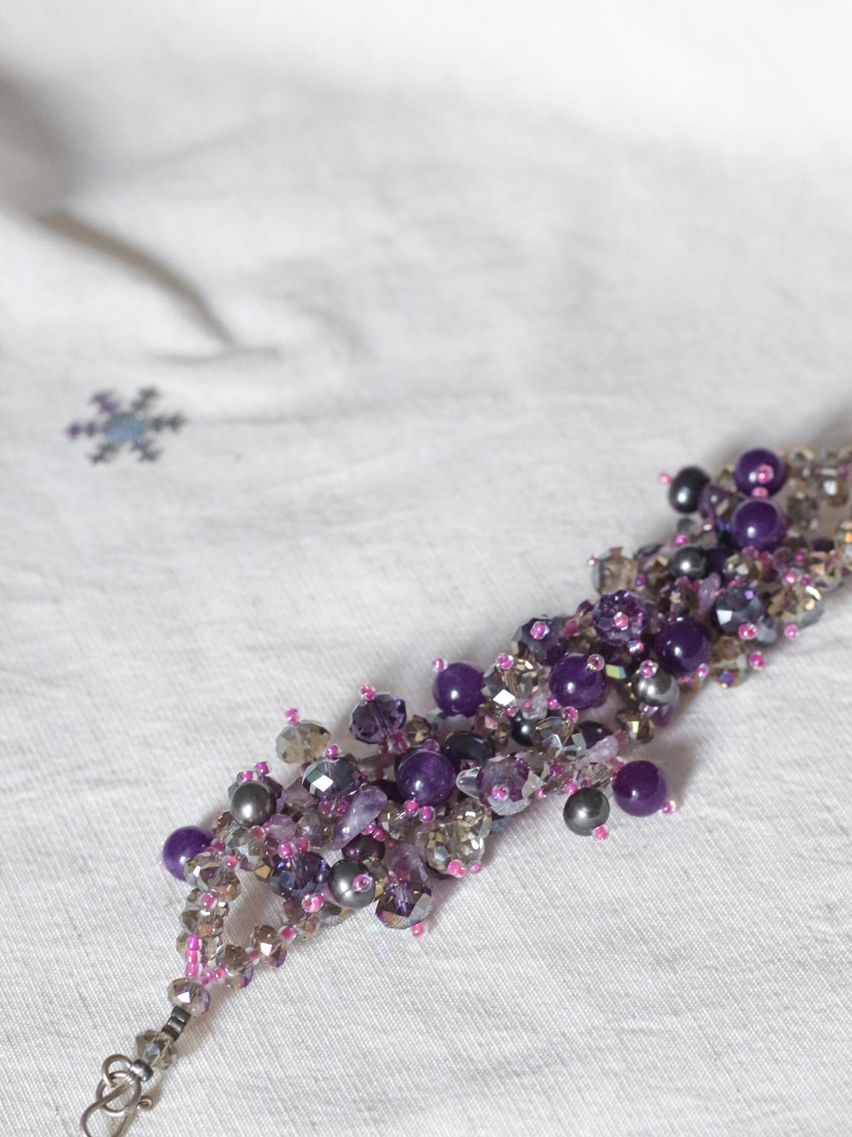 Imagen de Detalles pulsera abalorios tonos morados