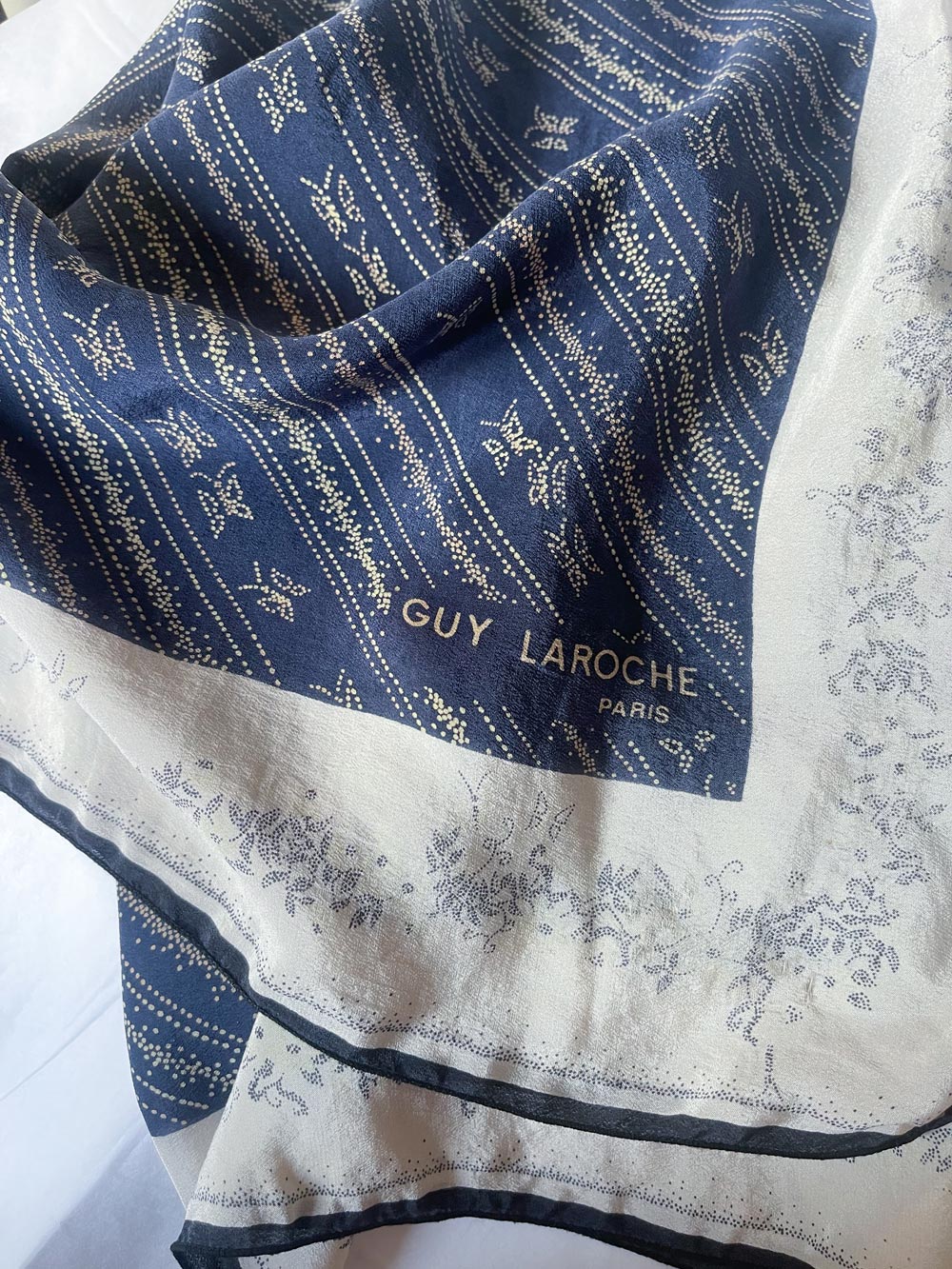 Imagen de Tejido panuelo guy laroche