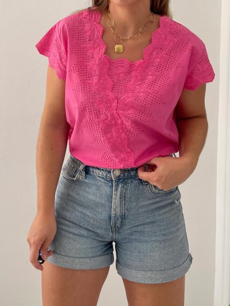 Imagen de Blusa fucsia con calados