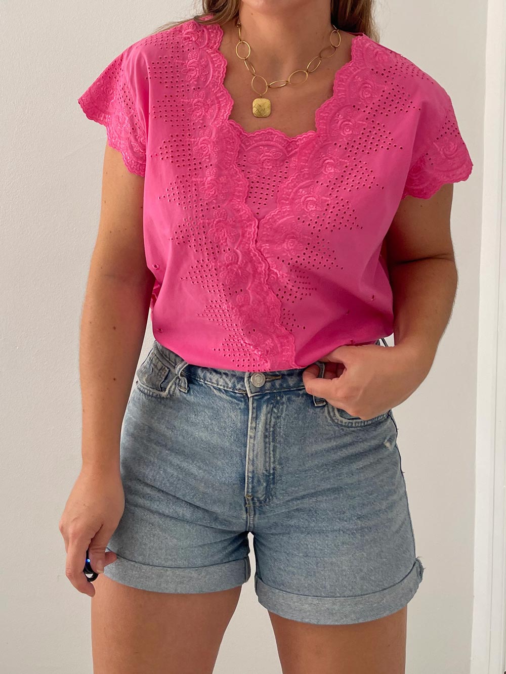 Blusa fucsia con calados Imagen de Blusa fucsia con calados