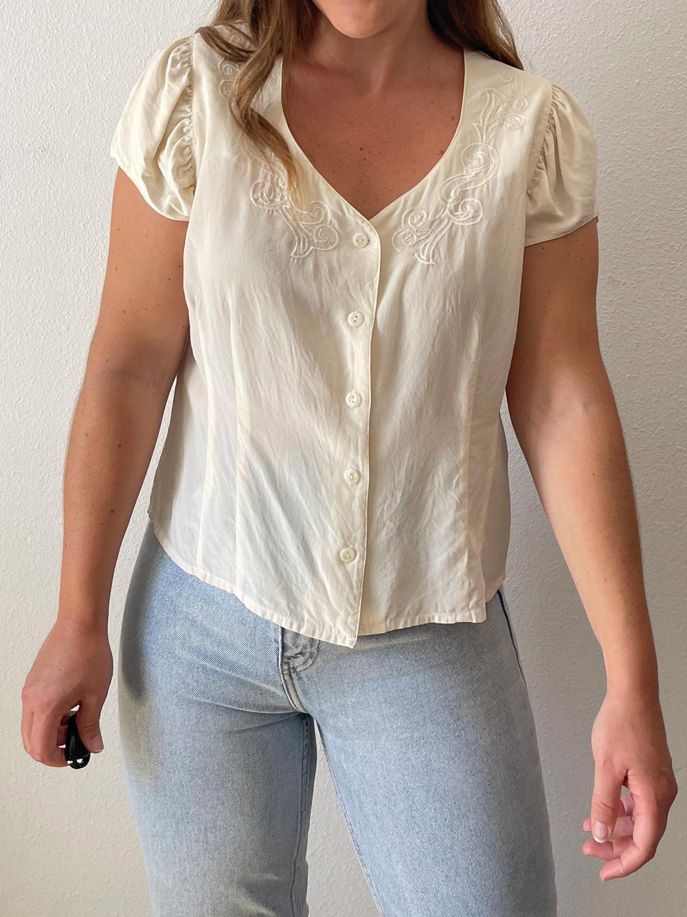 Imagen de Blusa seda beige bordada