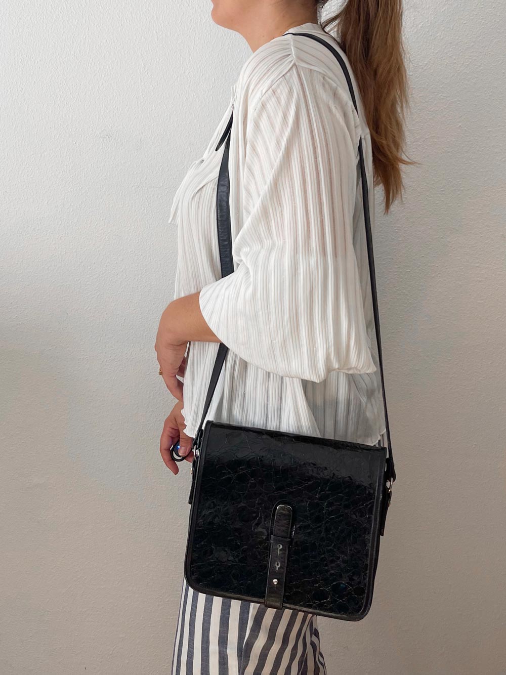 Imagen de Bolso piel negro colgado