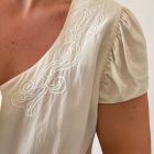 Imagen de Detalles tejido bordado blusa beige