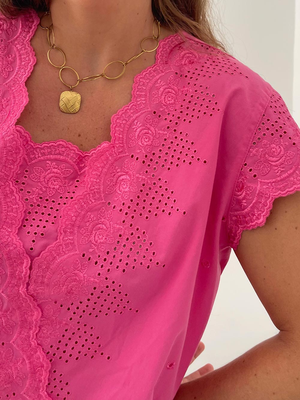 Imagen de Tejido blusa fucsia calados