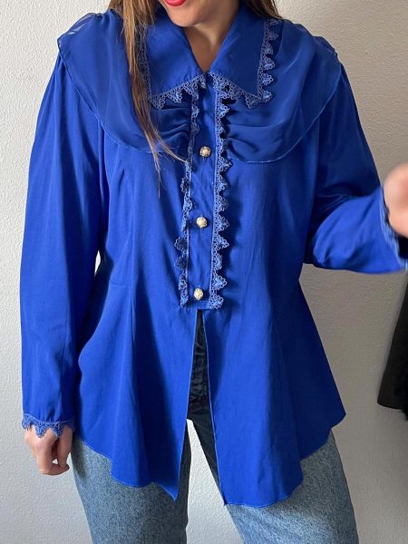 Blusa azul con encajes
