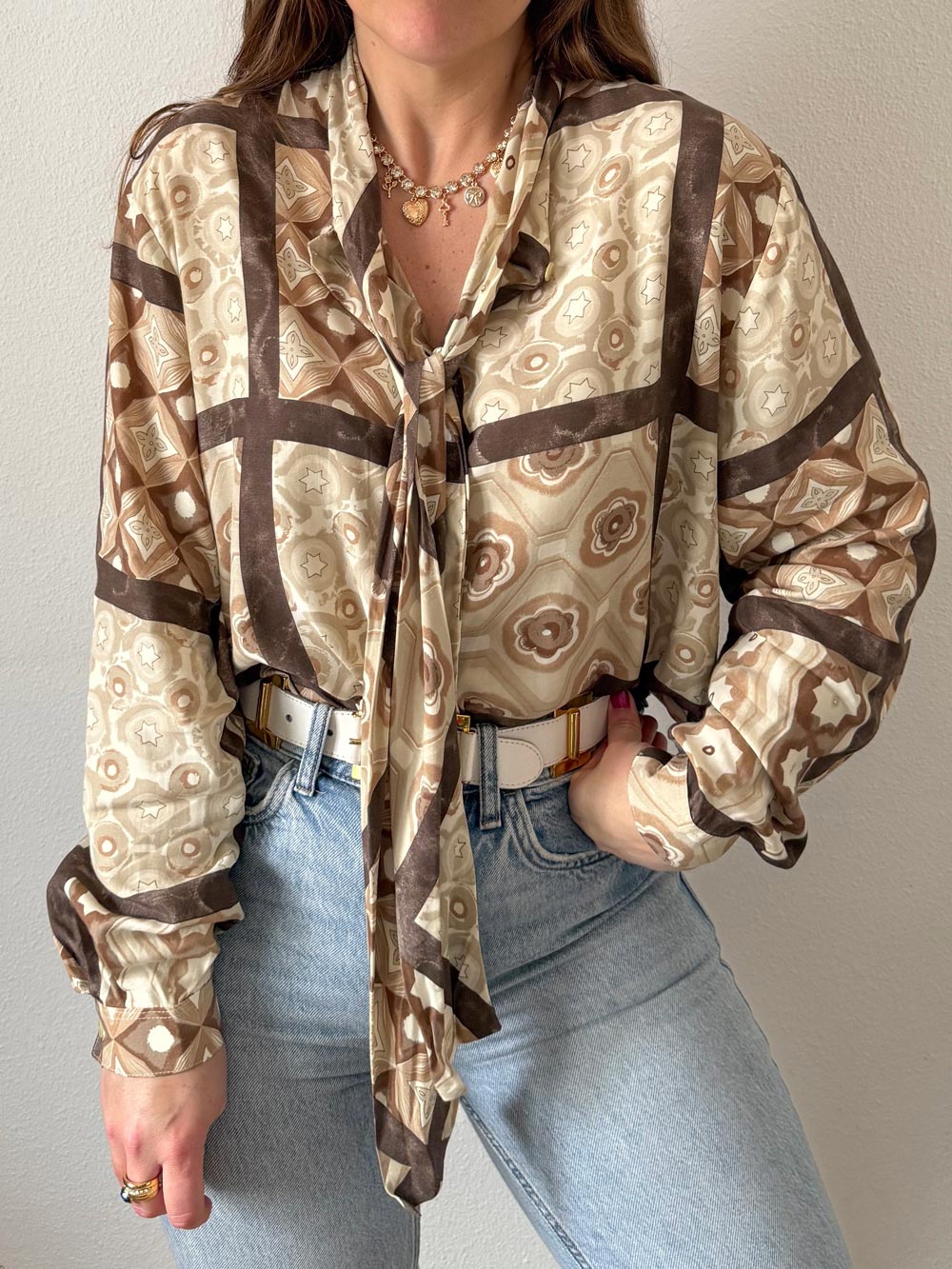 blusa-beige-con-lazada Blusa beige con lazada