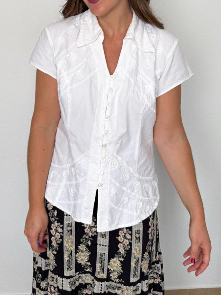 Blusa bordada con ribetes