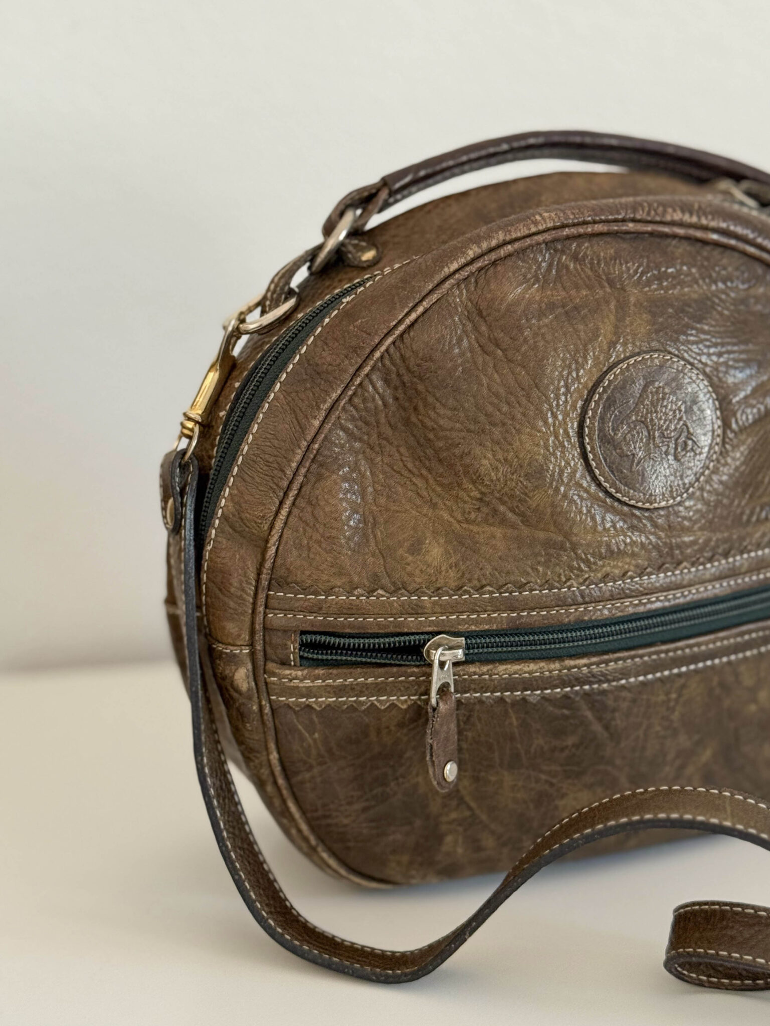 Imagen de Bolso ovalado verdoso (2)