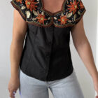 Imagen de Blusa negra bordada (5)