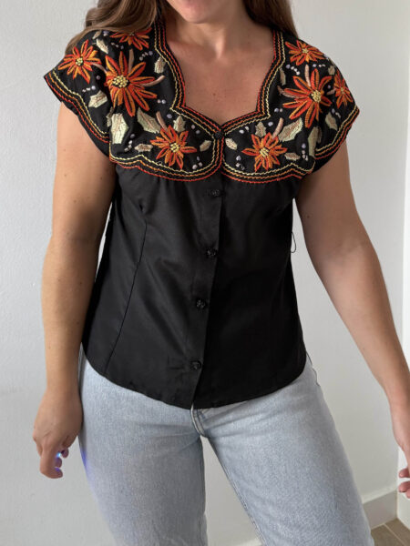 Imagen de Blusa negra bordada (5)