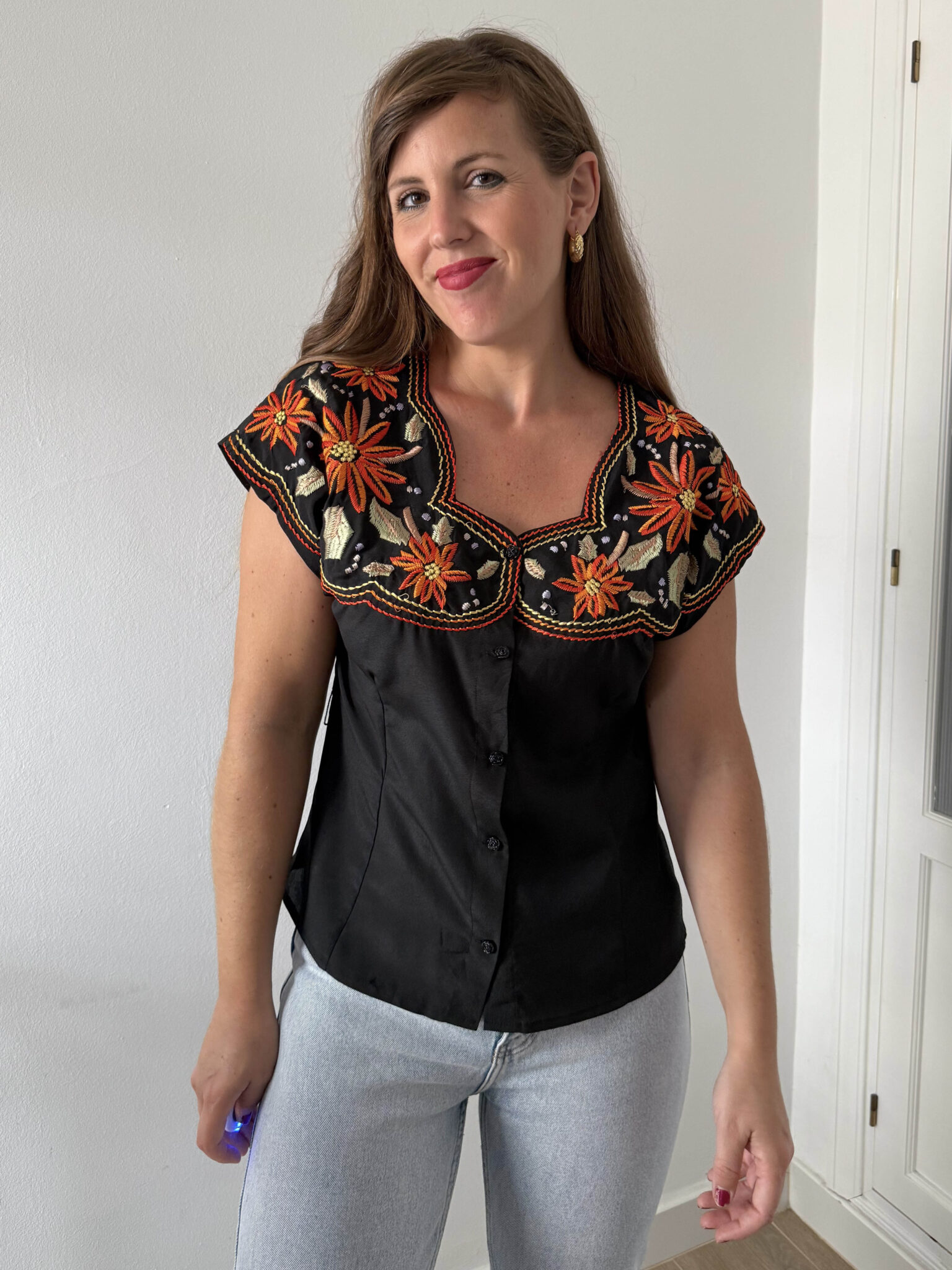 Imagen de Blusa negra bordada (6)