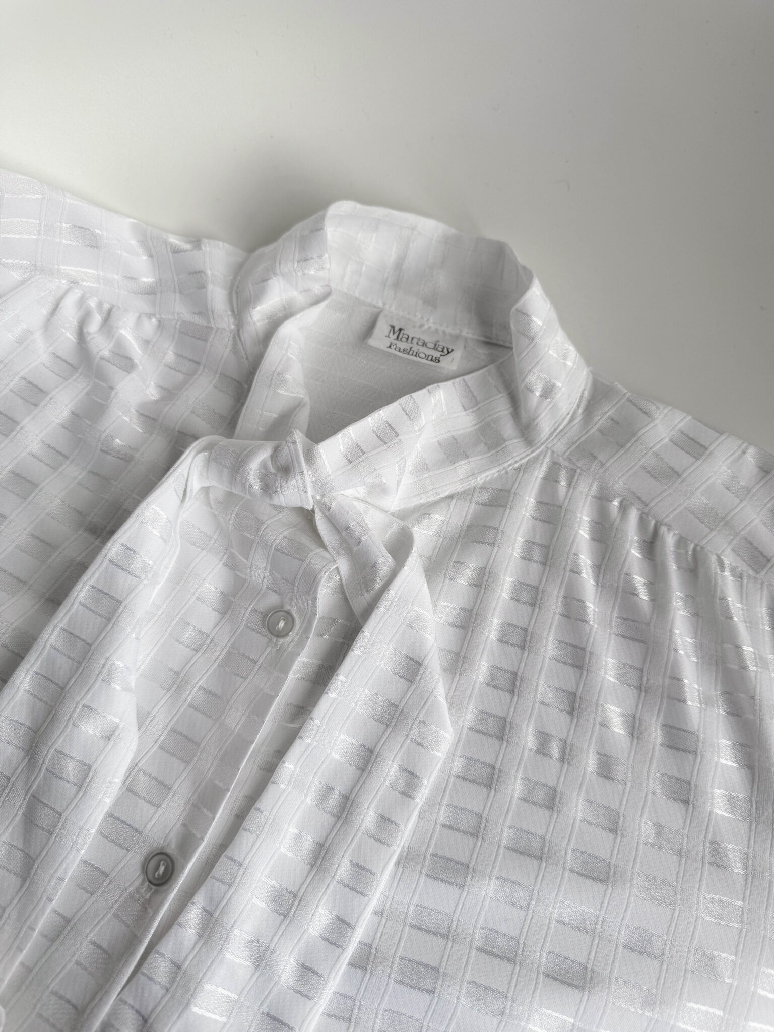 Imagen de Blusa blanca con lazo (1)