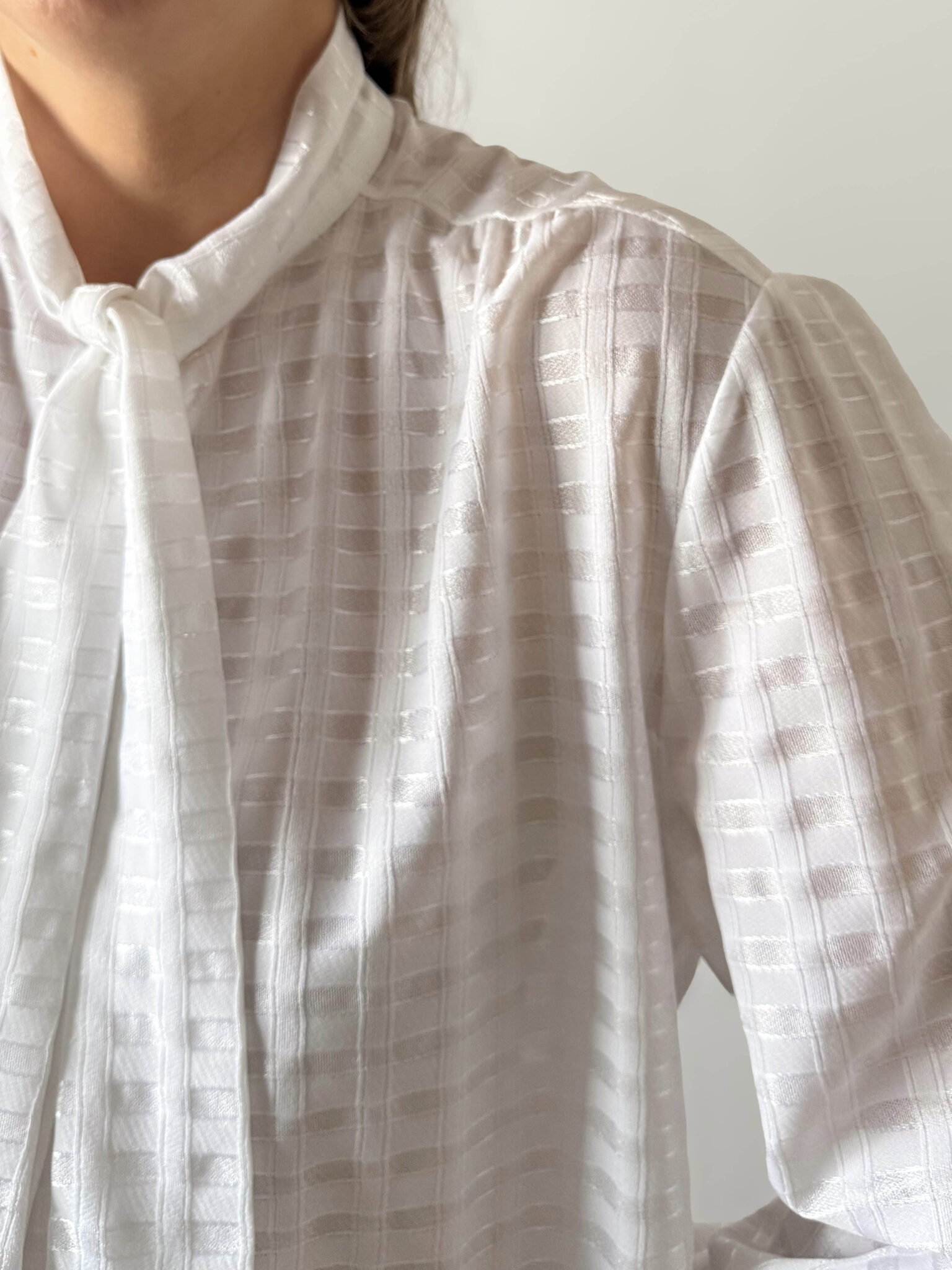 Imagen de Blusa blanca con lazo (4)