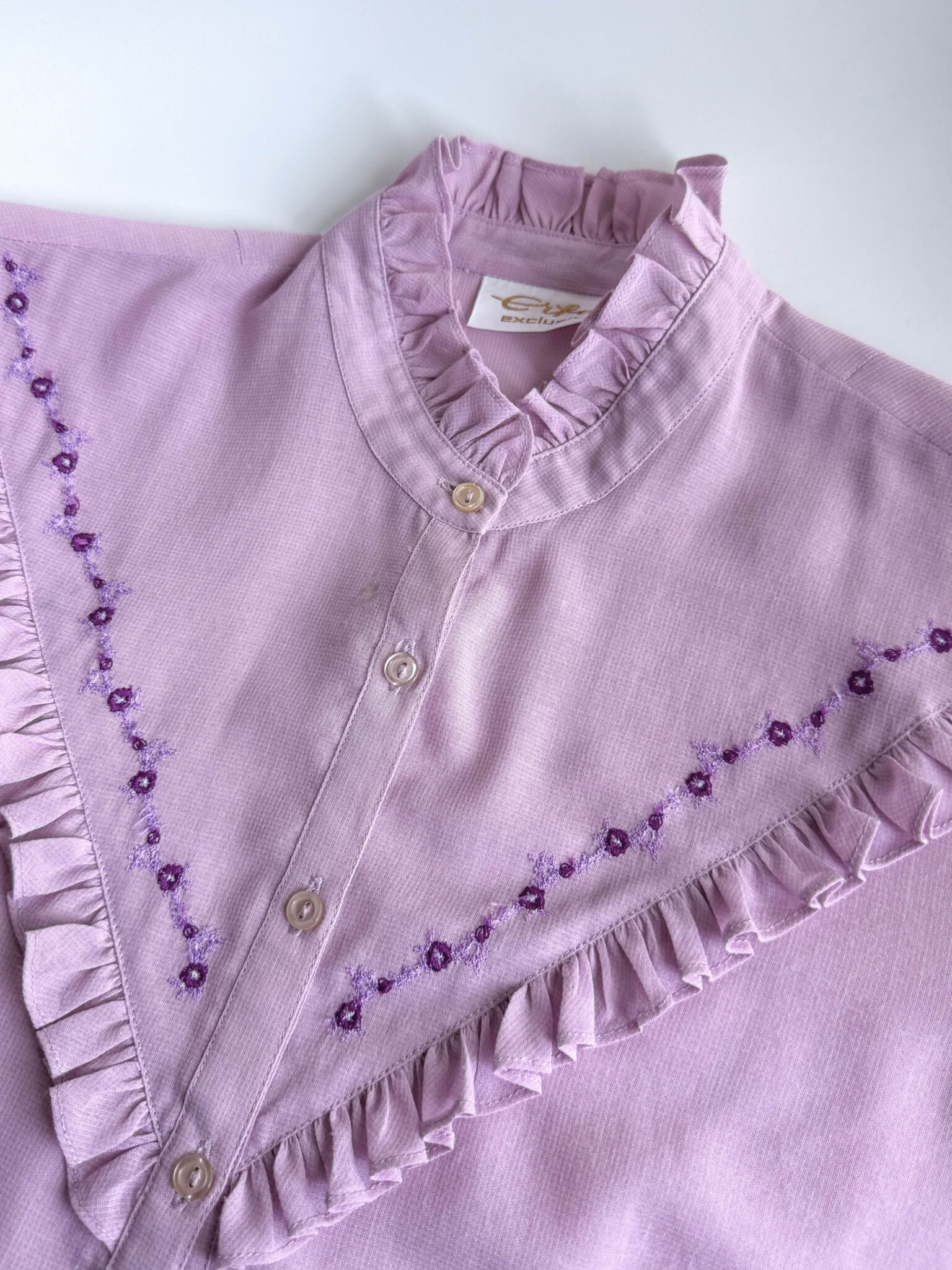 Imagen de Camisa rosa con volantes (1)