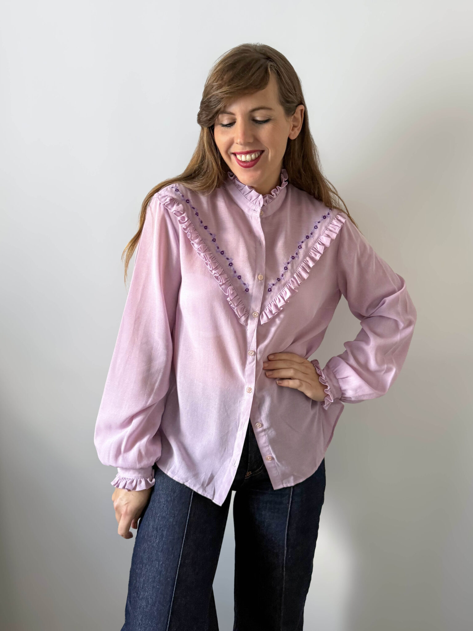 Imagen de Camisa rosa con volantes (2)