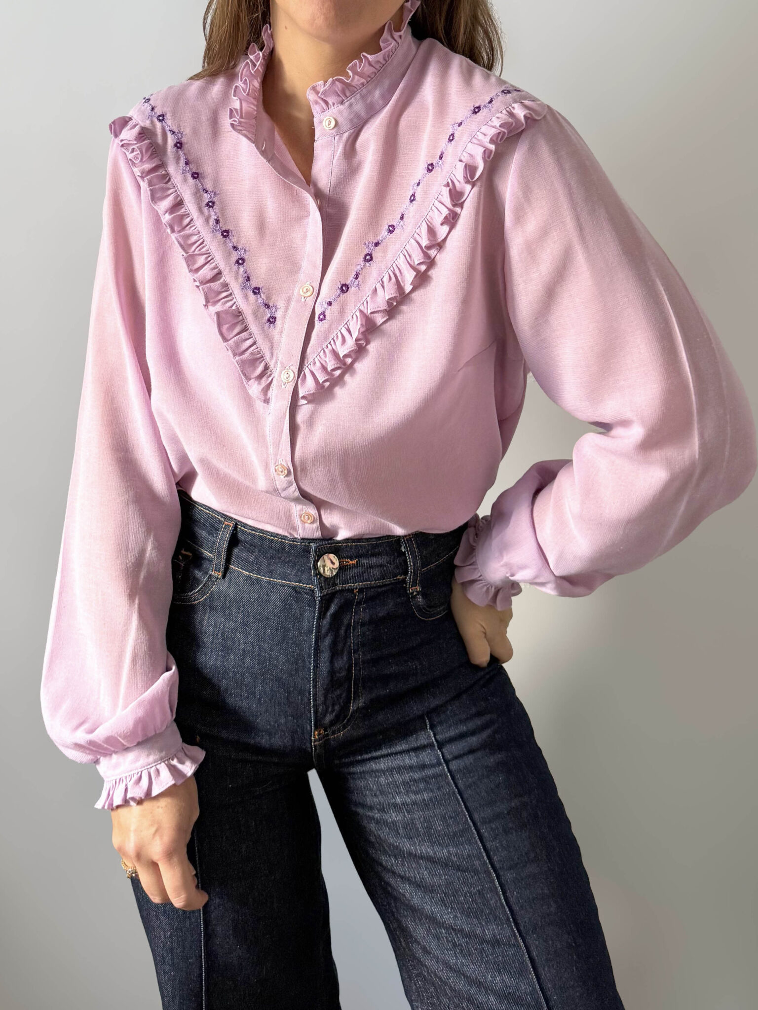 Camisa rosa con volantes (6) Imagen de Camisa rosa con volantes (6)