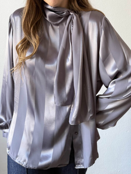 Imagen de Blusa satinada morada (3)