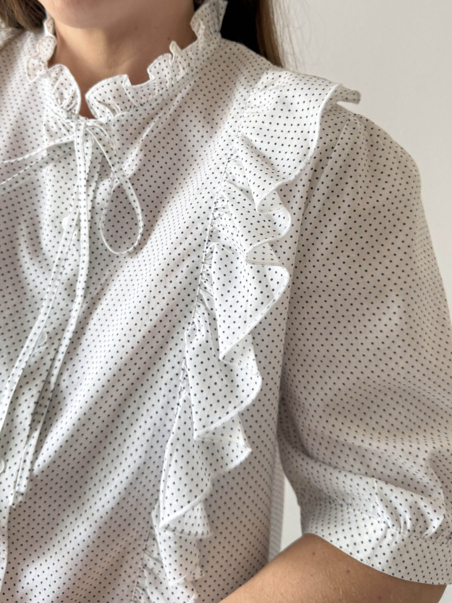 Imagen de Blusa topos y volantes (3)
