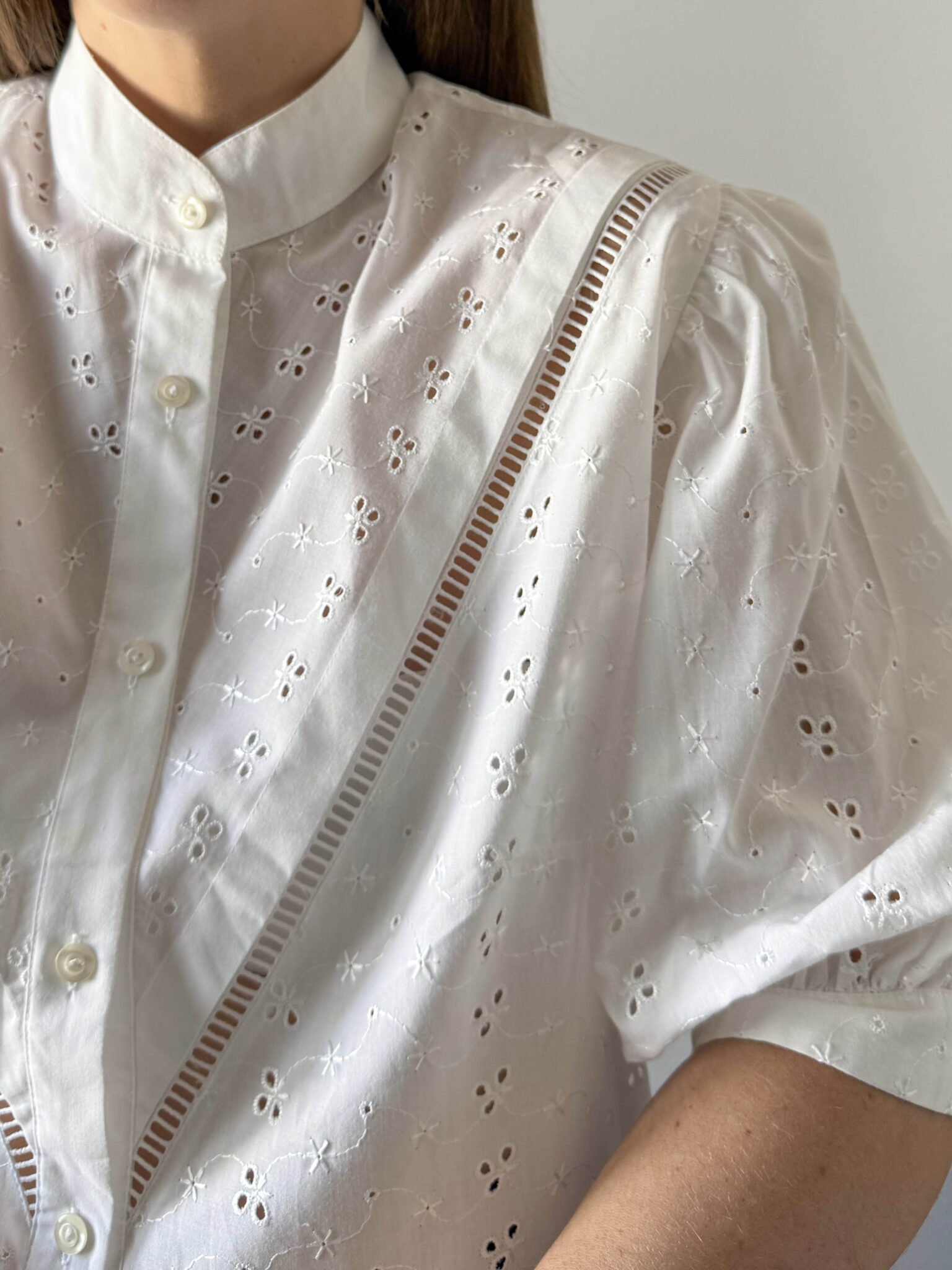 Imagen de Blusa blanca tejido bordado (4)