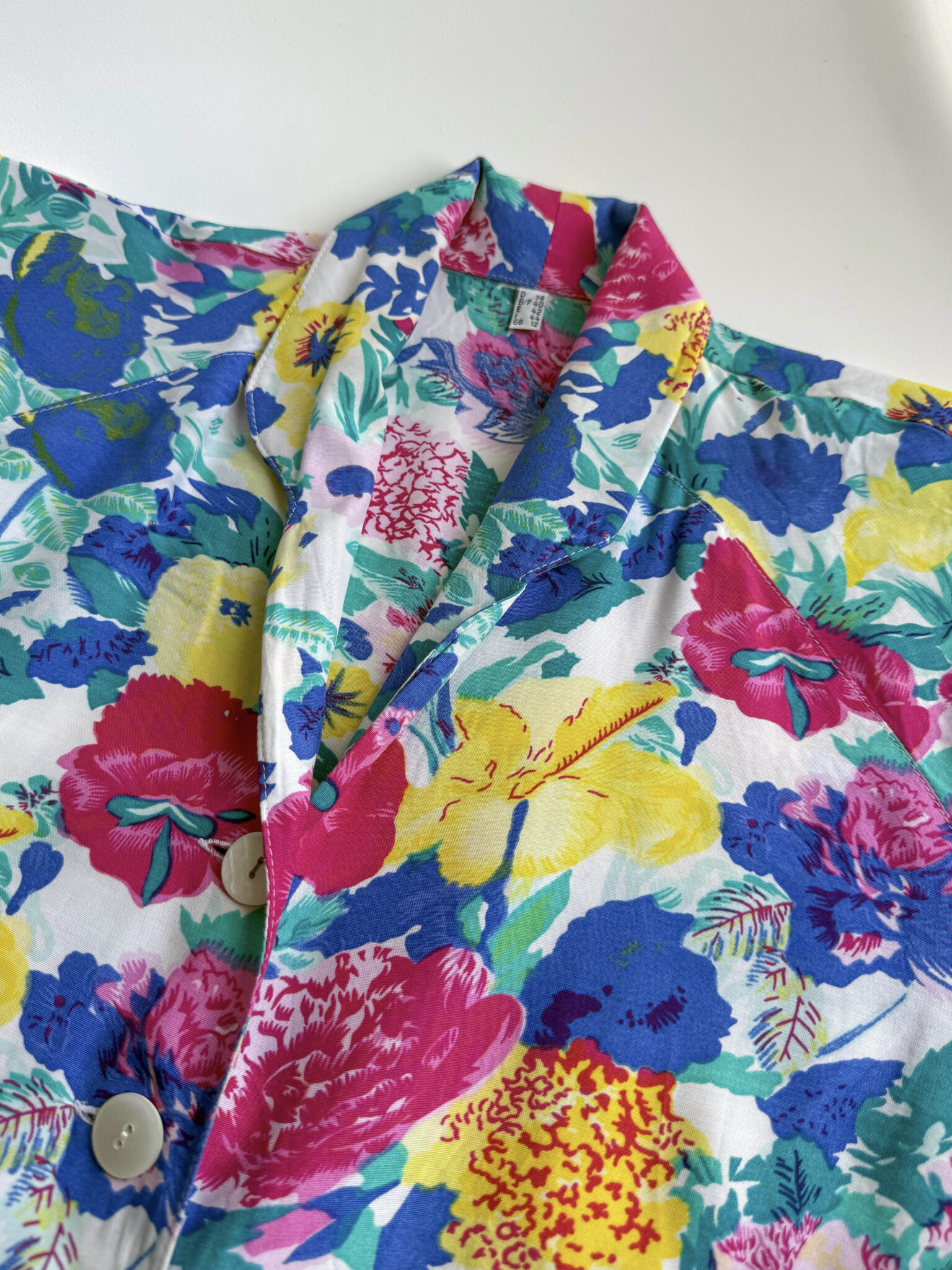 Imagen de Blusa colorida con lazada (1)