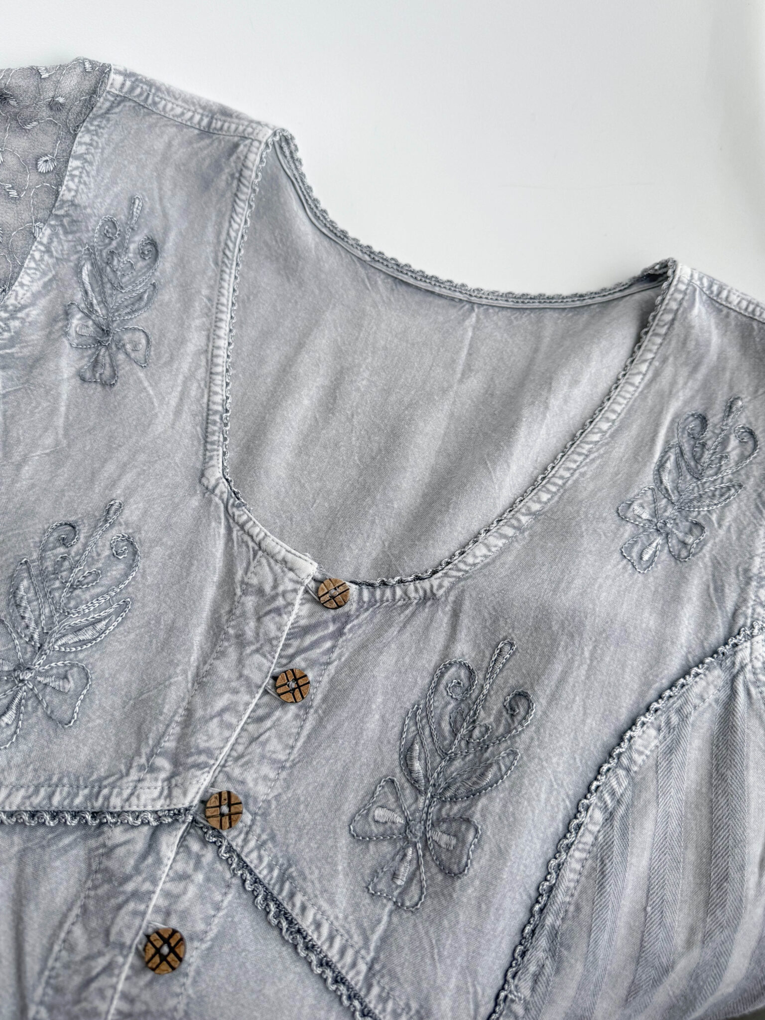 Imagen de Blusa gris con bordados (1)