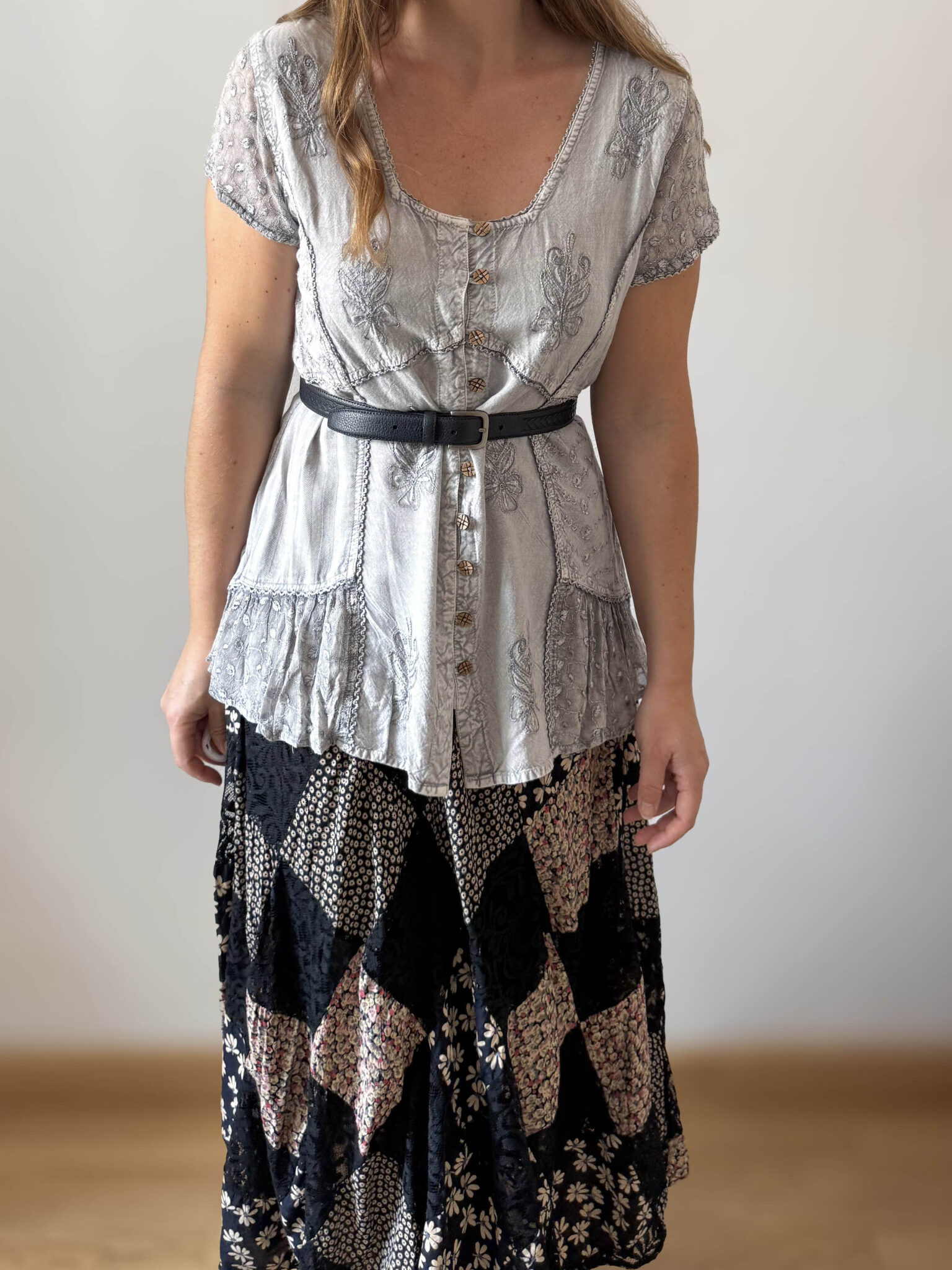 Imagen de Blusa gris con bordados (2)