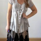 Imagen de Blusa gris con bordados (3)