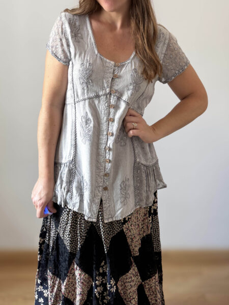 Imagen de Blusa gris con bordados (3)