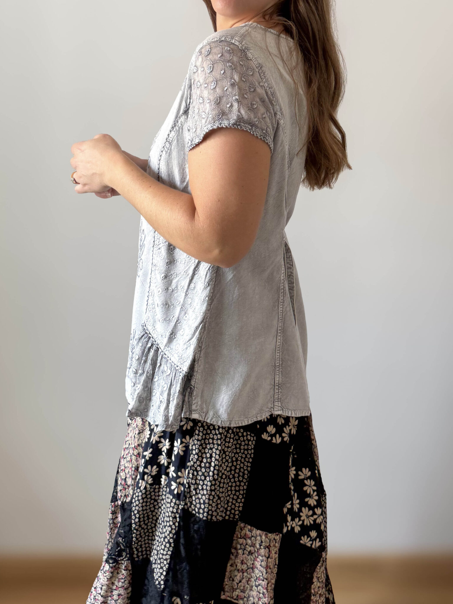 Imagen de Blusa gris con bordados (4)