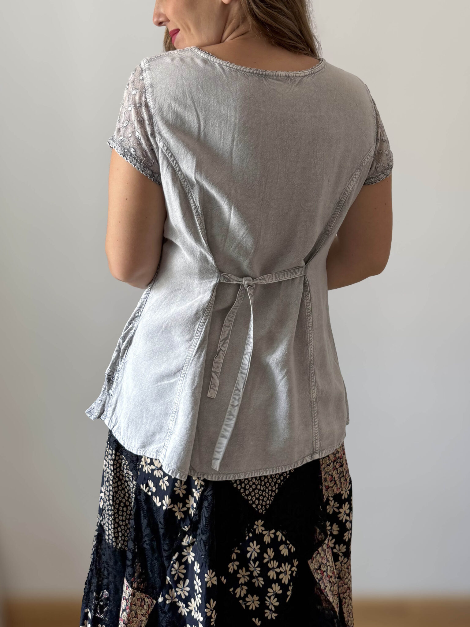 Imagen de Blusa gris con bordados (5)