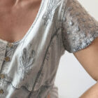 Imagen de Blusa gris con bordados (6)