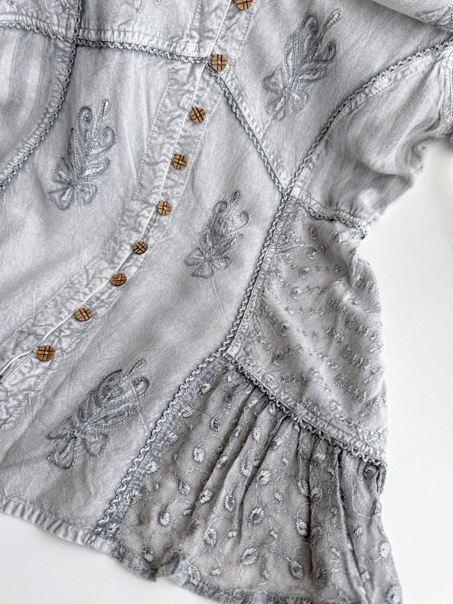 Imagen de Blusa gris con bordados (7)
