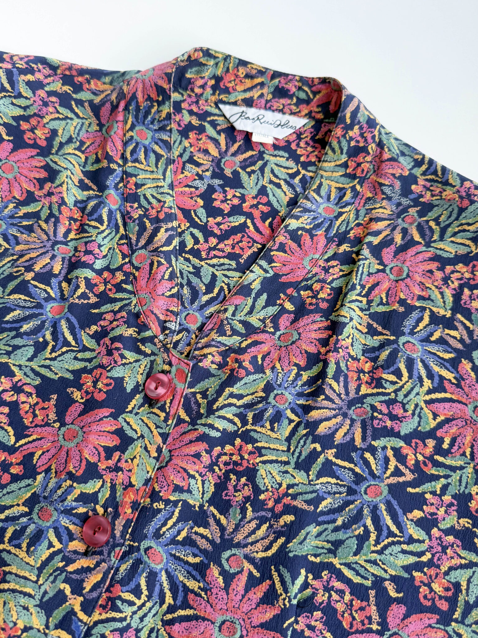 Imagen de Blusa de seda escote v (1)