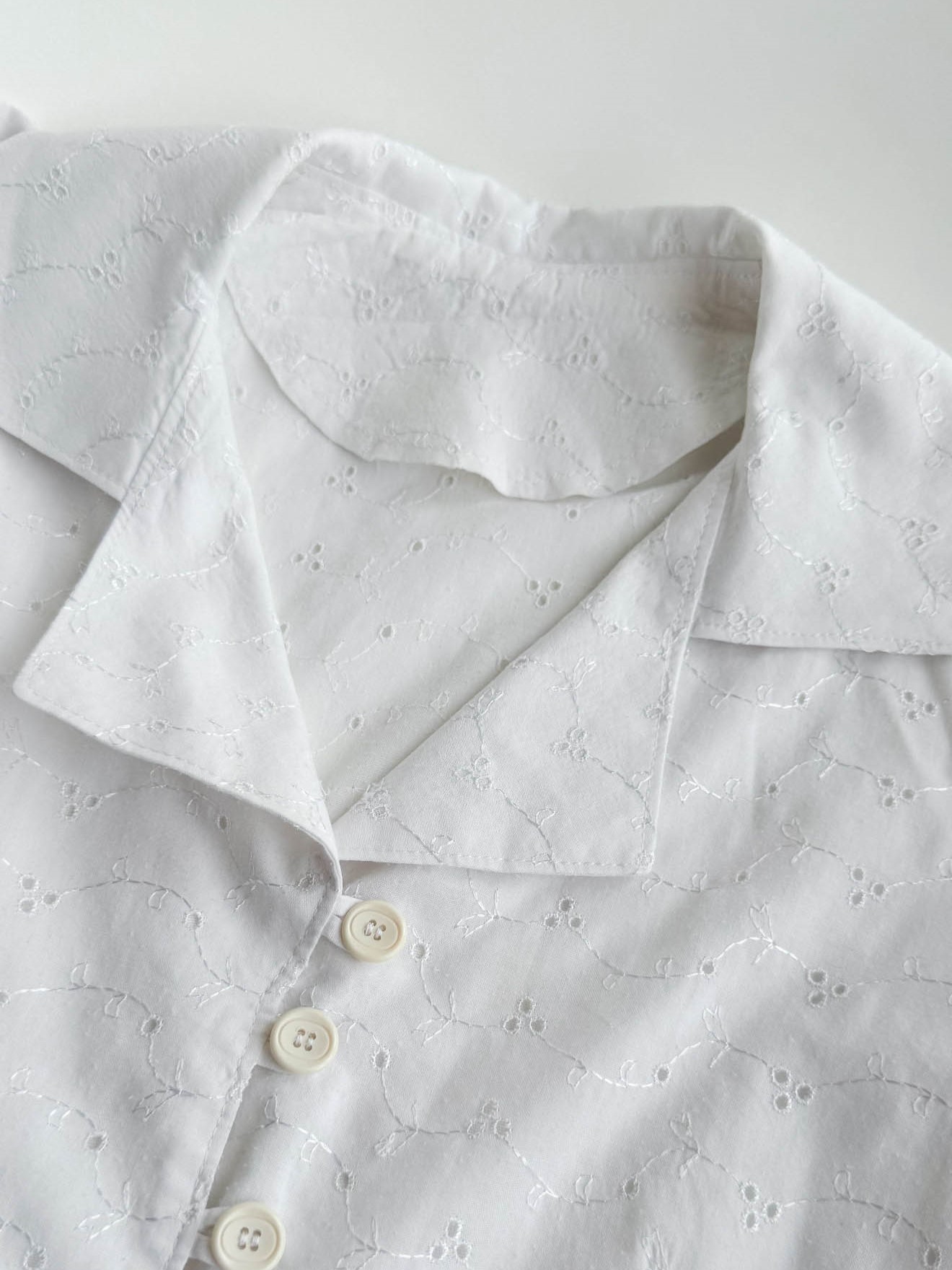 Imagen de Blusa bordada con solapas (1)