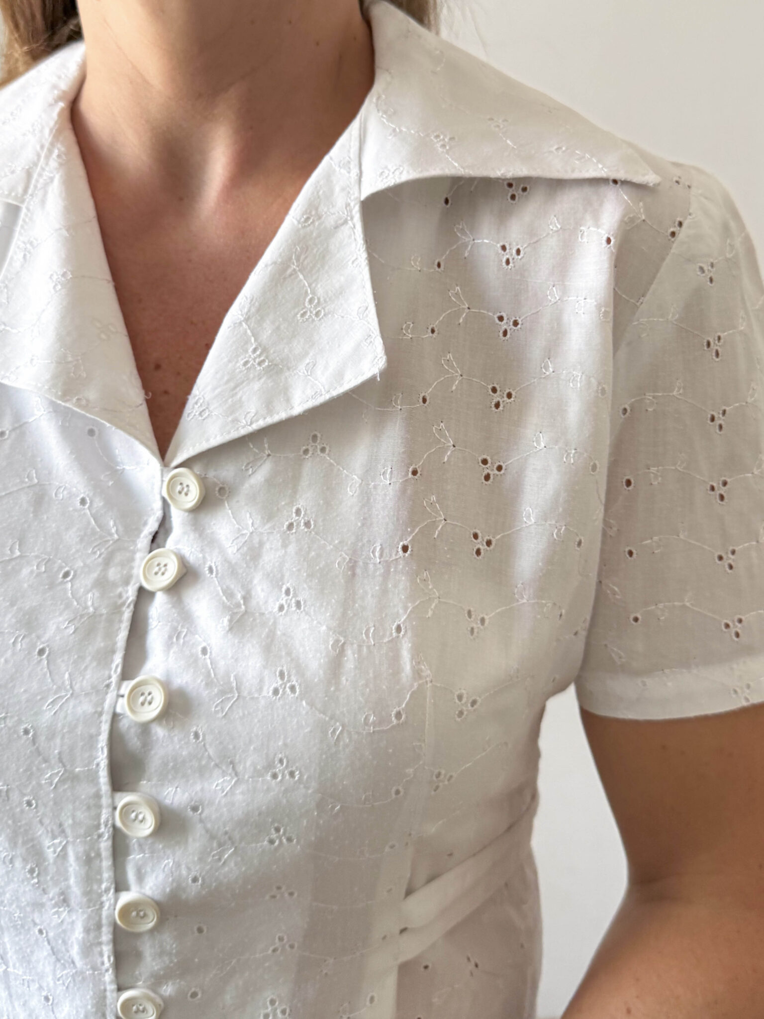Imagen de Blusa bordada con solapas (5)
