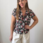 Imagen de Blusa floral sobre fondo negro (2)