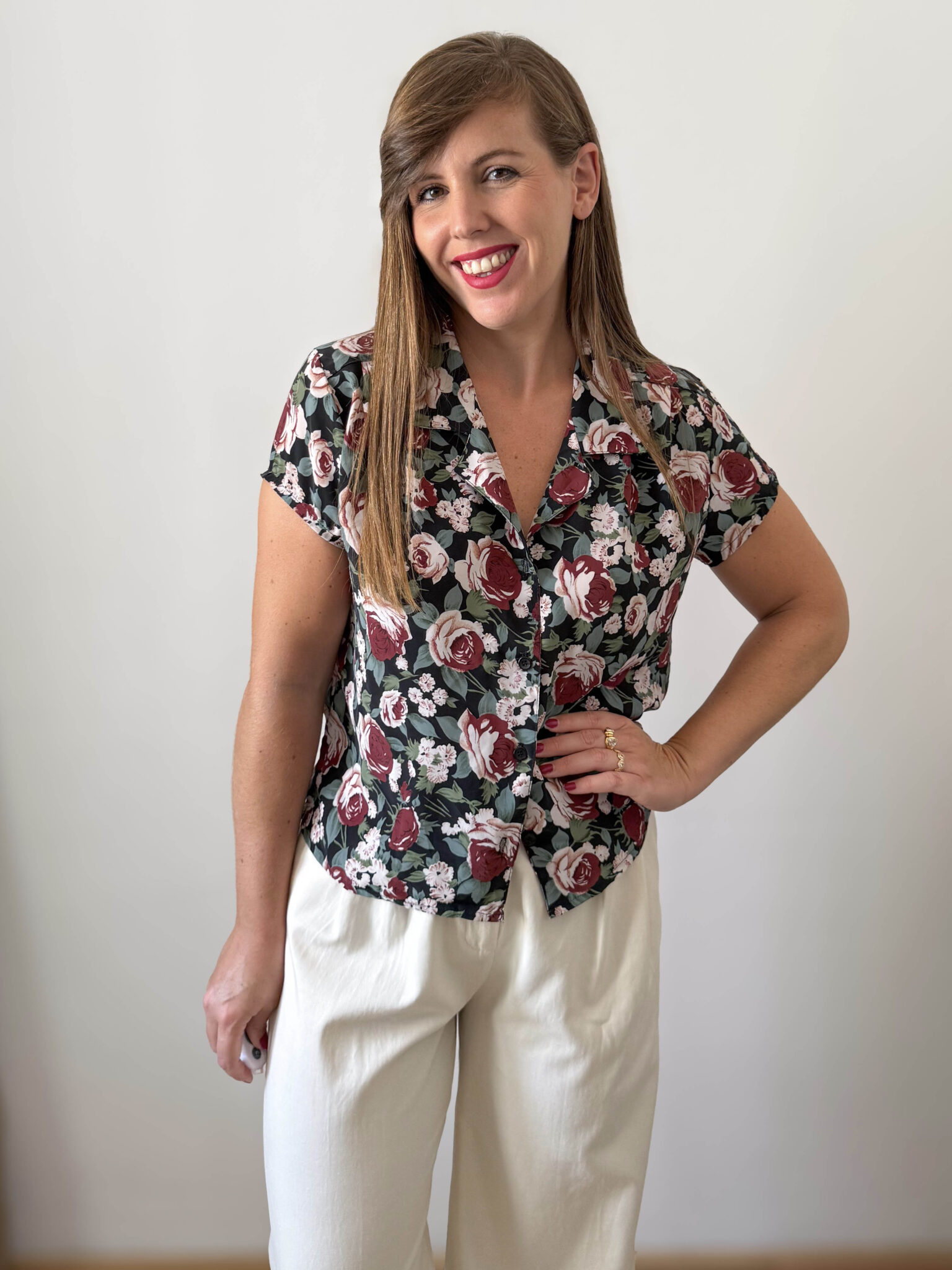 Imagen de Blusa floral sobre fondo negro (2)