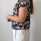 Imagen de Blusa floral sobre fondo negro (3)