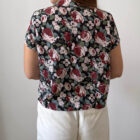 Imagen de Blusa floral sobre fondo negro (4)