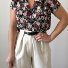 Imagen de Blusa floral sobre fondo negro (5)