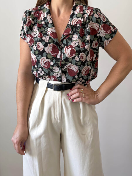 Imagen de Blusa floral sobre fondo negro (5)