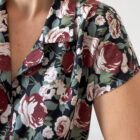Imagen de Blusa floral sobre fondo negro (6)