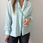 Imagen de Blusa celeste bordada a mano (2)