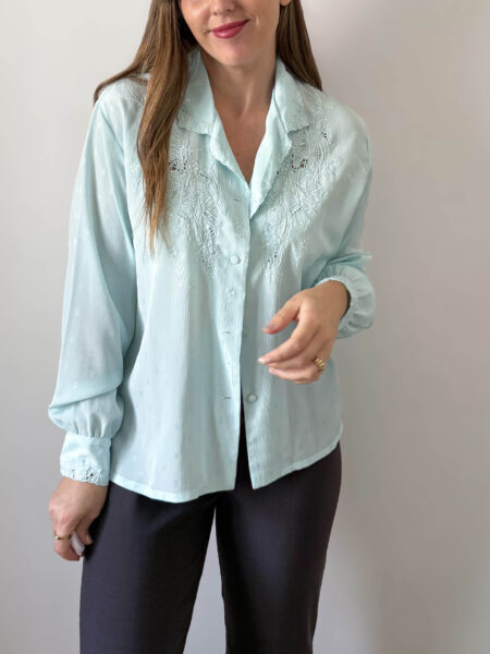 Imagen de Blusa celeste bordada a mano (2)