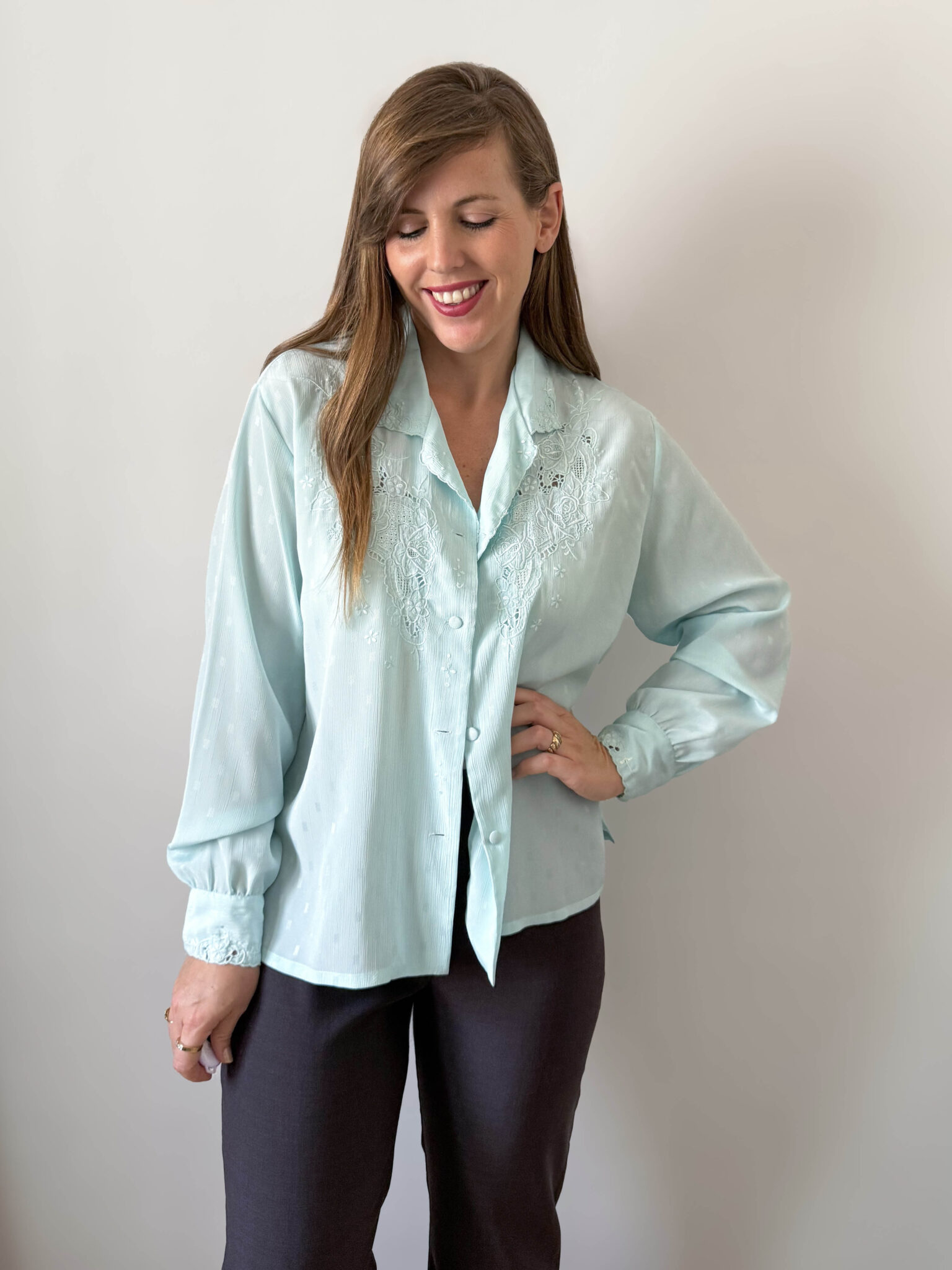 Imagen de Blusa celeste bordada a mano (3)