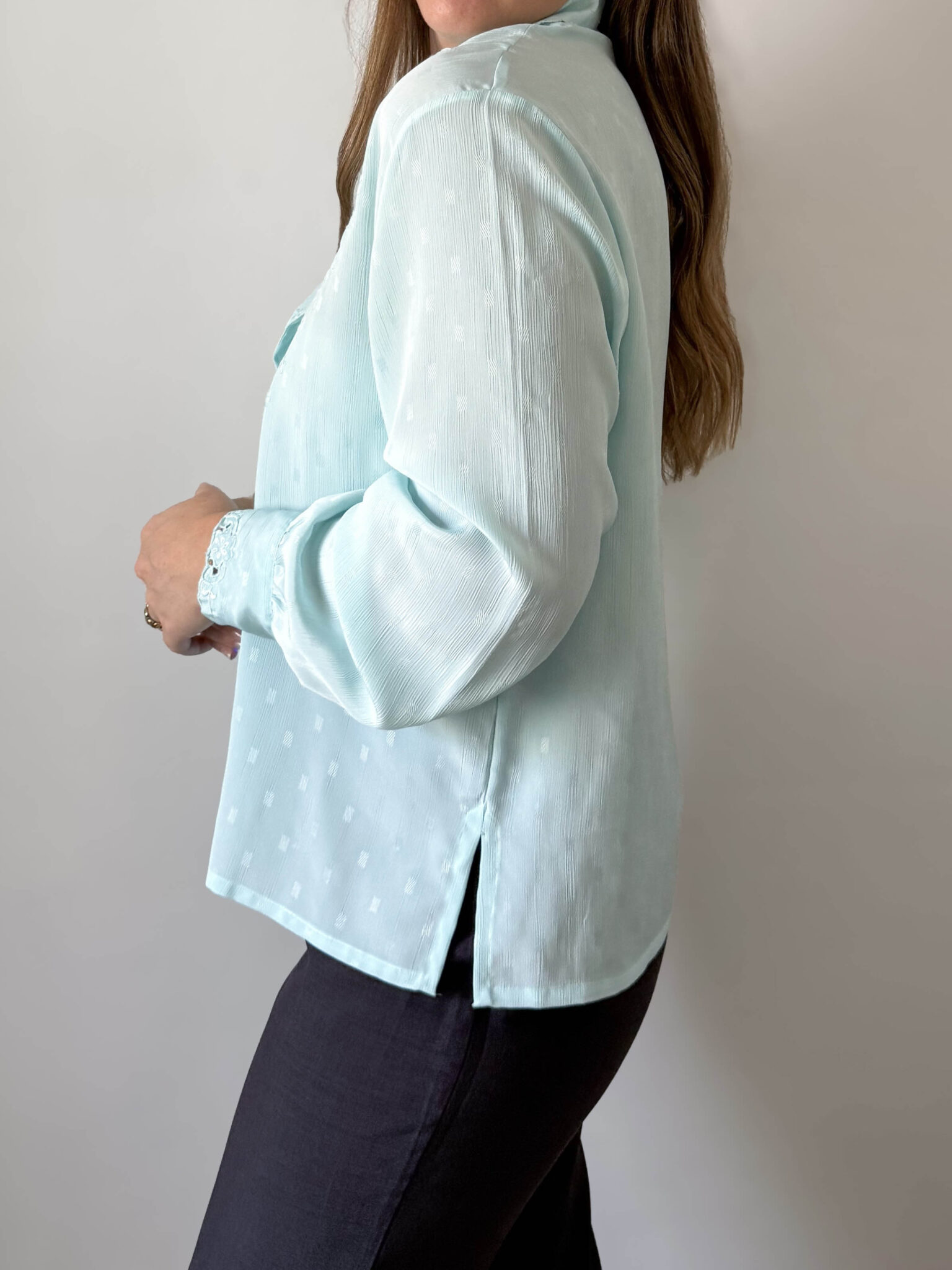 Imagen de Blusa celeste bordada a mano (4)