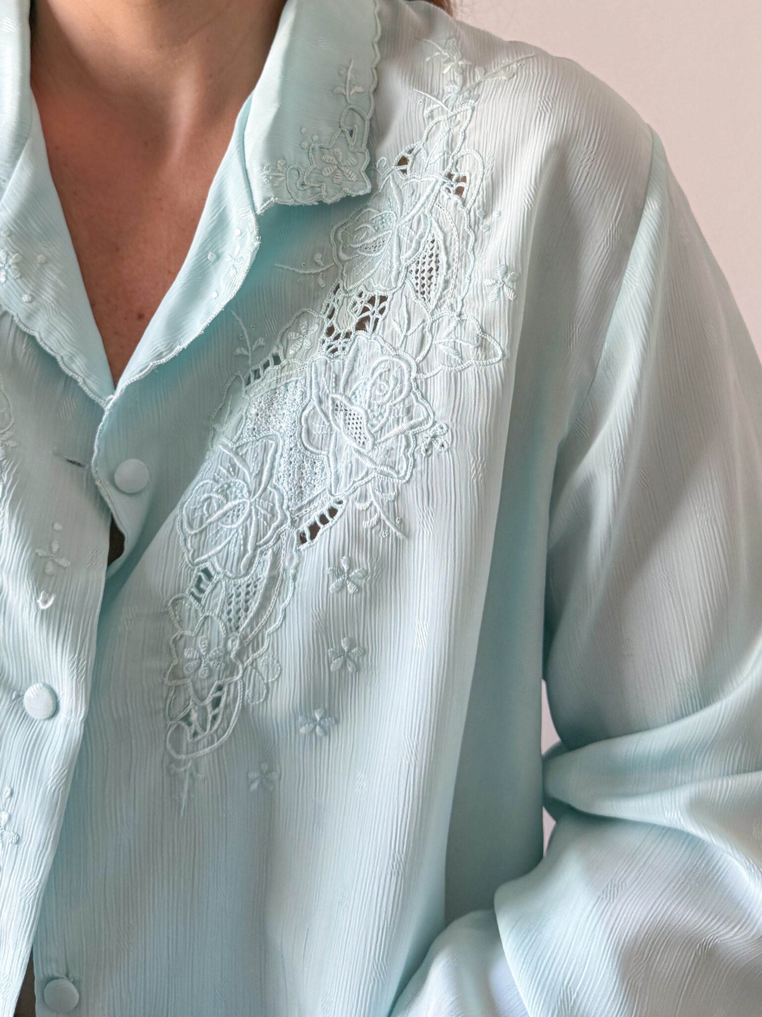 Imagen de Blusa celeste bordada a mano (6)