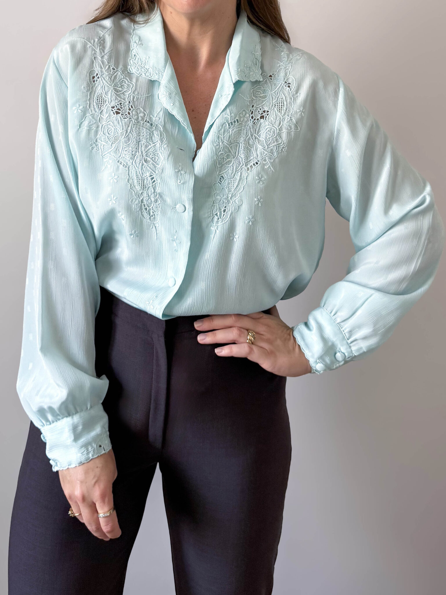 Imagen de Blusa celeste bordada a mano (7)